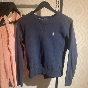 Ralph lauren tröja - Säljer min jättefina polo tröja då den inte kommer till användning den är ganska välanvänd men har inga defekter eller liknande💕 pris kan diskuteras 