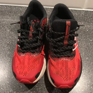 New balance dynasoft nitrel v5 - Säljer skor pga för små Nyskick  använda Max 5 gånger  