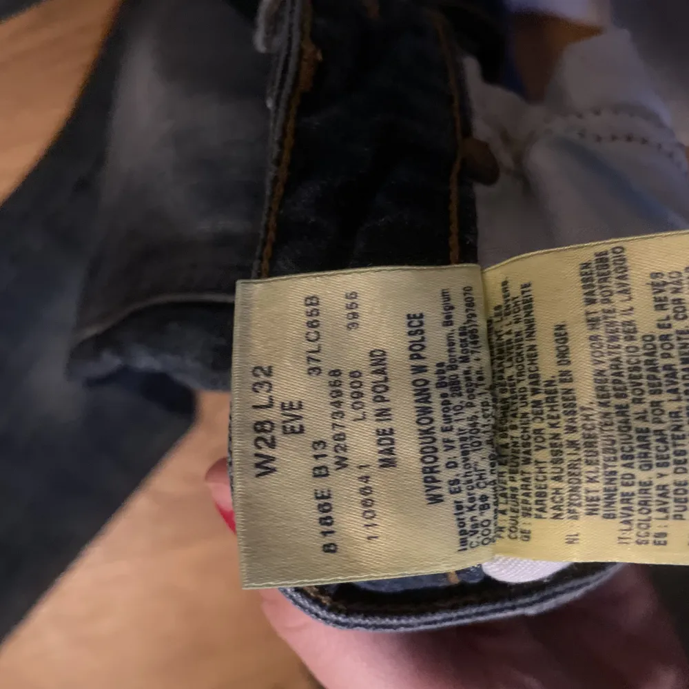 Lågmidjade bootcut jeans från Wrangler!  Så fina men tyvär var de för små för mig, strl 28/32 Innerbenslängden 78cm  Midja 37cm tvärs över! . Jeans & Byxor.