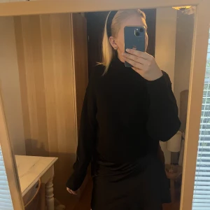 Stickad tröja  - Svart stickad tröja i fin modell, välanvänd men fortfarande bra skick. Pris kan diskuteras💖