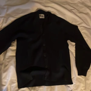 Acne Cardigan - Acne cardigan - marinblå - strlk s Fint skick lite små märken på knapparna. 