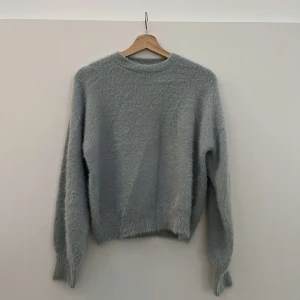 Urban Bliss stickad tröja  - Stickad tröja från Urban bliss! Skönt material och mysig till vintern. Den är i bra skick! 