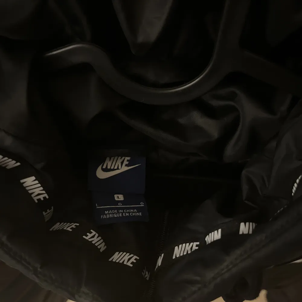 Vinterjacka från Nike, använd endast ett fåtal gånger, i princip nyskick.. Jackor.