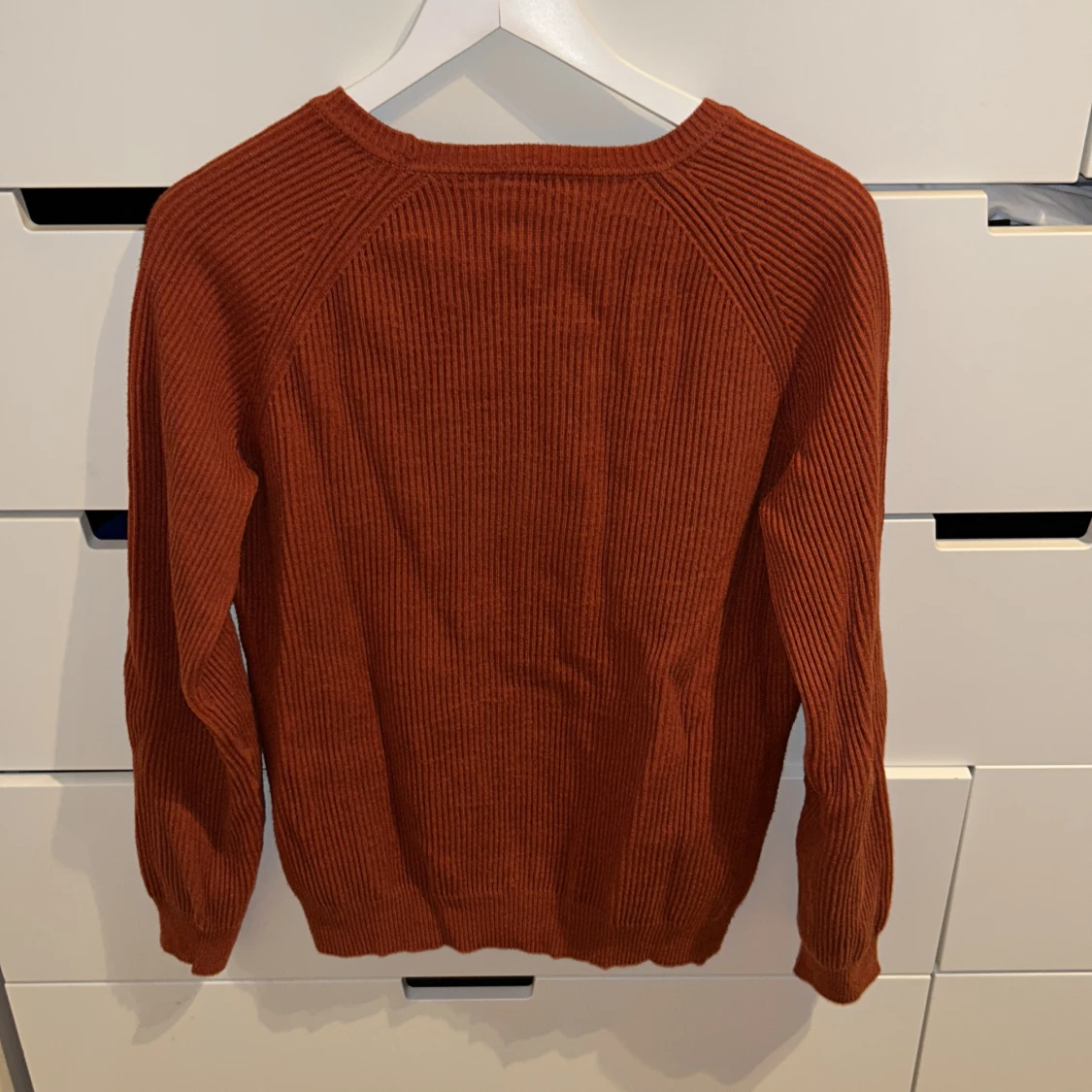 En Orange John Henric tjocktröja i strl L.  - 90