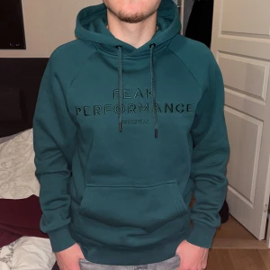 Peak performance hoodie - Säljer min peak performance hoodie, pga att det ej är min stil längre.
