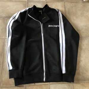 Palm angeles tröja - Det är en kofta från Palm angeles, (köpte fel storlek) får med kvitto påse och tags skriv för fler frågor eller bilder🤙