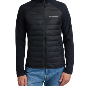 Peak performance  - Säljer helt ny peak performance hybrid jacka oanvänd P.G.A fel storlek.Har tagg på den men inget kvitto som jag har tappat bort. Nypris 2400 kr. 