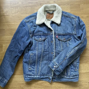Jacka Levi’s XS - Varm och skön jacka, sparsamt använd! 🥰