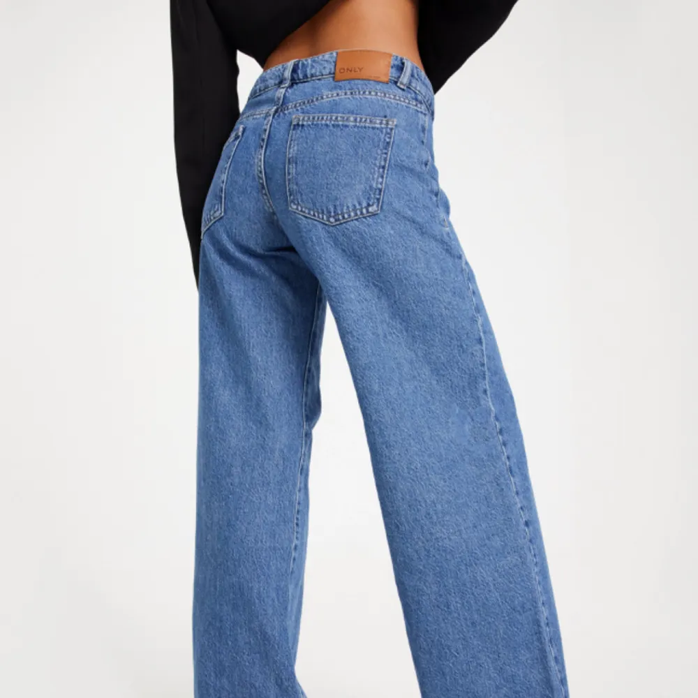 Säljer dessa superfina jeans då den tyvärr inte kommer till användning. Low waist och är vida i benen storlek w29/l32. Passar mig bra som brukar ha 38/M i referens och är 169 lång! Använd gärna ”köp nu”. Jeans & Byxor.