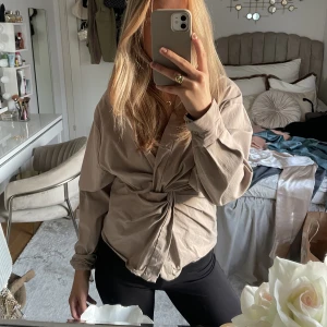 Skjorta  - Sååå snygg skjorta från zara! 