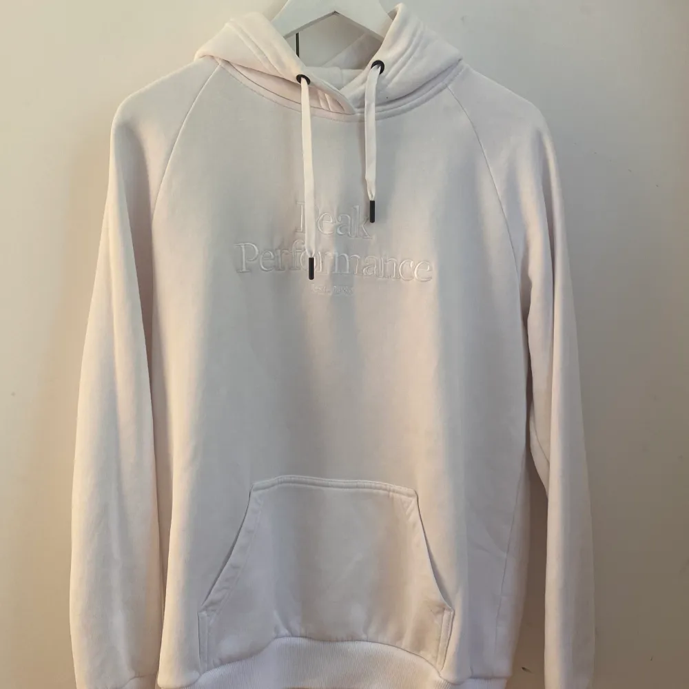 Peak performance hoodie i storlek XL men är ganska liten i storlek och passar L bättre, Jätte fin skick som ny använd 2-3 gånger. Ny pris 1300kr . Hoodies.