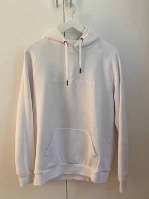 Peak performance hoodie  - Peak performance hoodie i storlek XL men är ganska liten i storlek och passar L bättre, Jätte fin skick som ny använd 2-3 gånger. Ny pris 1300kr 