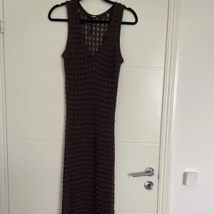 Maxi klänning, brun - En jättefin virkad klänning från bikbok i mörkbrun o lite ljusbrunare mönster. Aldrig använd. Perfekt att ha på stranden eller att styla på andra sätt 🫶🏼🫶🏼