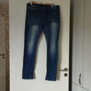 Snygga jeans strl 44 midjemått ca 45 cm x2 Enl foto.