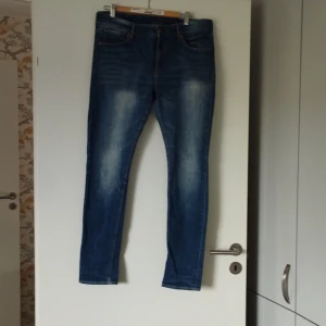 Snygga jeans strl 44  - Snygga jeans strl 44 midjemått ca 45 cm x2 Enl foto.