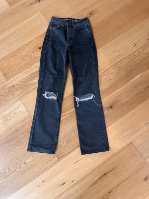 Gråa jeans Bikbok - Gråa jeans från bikbok i strl 26/32.  Frakt ingår ej i priset! DM vid intresse ❤️