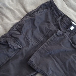 Cargo byxor  - Väldigt sköna nästintill oanvändbara Cargo byxor. Skönt material, köpta från zara. (Pris går att diskutera) 