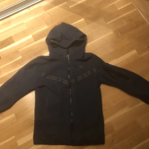 Nike tröja  - Säljer nu min Nike tech tröja i använt skick en fin tröja i storlek xs