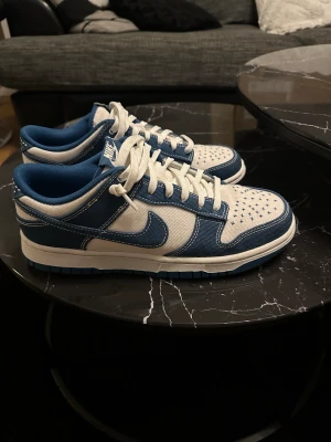 Nike dunk low - Säljer mina Nike dunk low industrial blue,  i nyskick (använda en gång). Kvitto och box följs med!