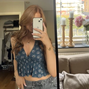 Mönstrat linne - Mörkblått linne med öppen rygg💕