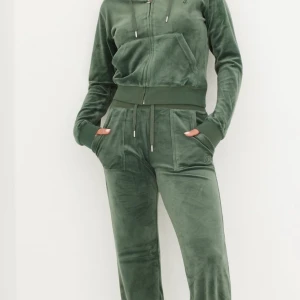 Juicy Couture - Säljer mitt Juicy Couture sett då det aldrig kommer till användning. Settet är använt fåtal gånger och är i bra skick. Båda delarna är i storlek s 