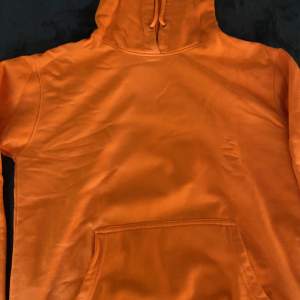 Använder inte längre. Neon orange hoodie med tryck på baksidan.