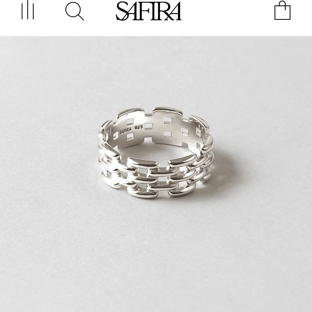 Äkta silverring från safira men slut på hemsidan. Nypris 399. Väldigt fint skick. 16mm diameter. Accessoarer.