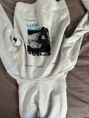 Zadig Voltaire hoodie  - Aldrig använd, prislappen kvar. Köpt för 1000kr. Köpte i fel storlek så säljer denna nu. 