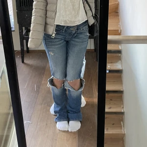Low waist jeans, bootcut - Säljer dessa lågmidjade bootcut jeans pga att jag inte längre använder de och de är något förstöra för mig i midjan. Har använt de va 2 gånger så de är i bra skick. De är super fina från hollister med midjemått 26 och längd 32. 