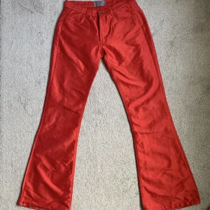 Röda jeans - Jättecoola röda bootcut jeans som tyvärr är för små💕 storlek 30/34