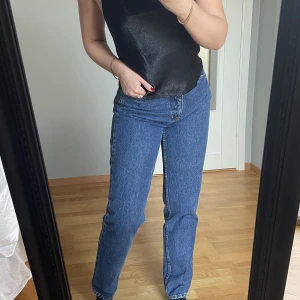 Jeans med medelhög midja  - Perfekta jeansen till hösten!! Jeansen är köpta på en vintagebutik för 500kr men är i mycket bra skick utan defekter. Märket är Avil brand och jeansen är i storlek 28/32 men dock skulle jag mer säga en 26/32 då jag upplever jeansen små i midjan 💋✨