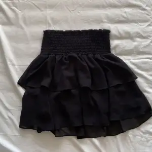 Säljer nu min fina Chelsea kjol då den inte kommer till användning längre! Passar perfekt nu till hösten med ett par strumpbyxor under🤎 bilderna är lånade 