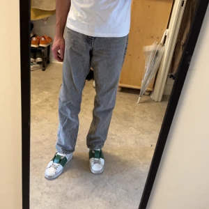 Gråa jeans - Säljer mina gråa jeans från Asos då dom int kommer till användning. Skick= 9/10 då dom int är så använda.