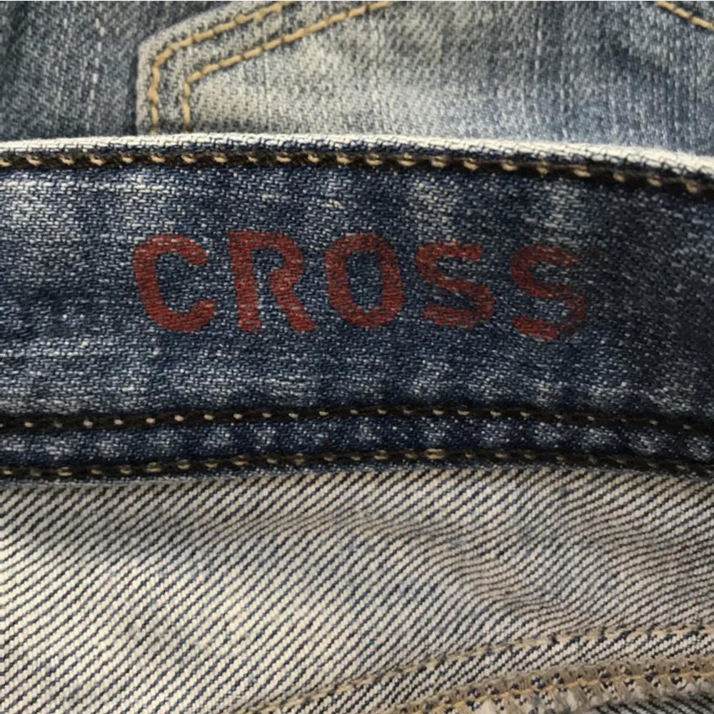 Säljer nu dessa lågmidjade cross jeans i storlek 25/30 då de inte kommer till användning längre. Inga defekter alls! Hör av er för egna bilder eller andra frågor! 💓. Jeans & Byxor.