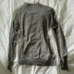 Jätte fin grå tröja storlek M. 🤍 Säljer eftersom att den inte riktigt är min stil längre. 🫶 Perfekt nu till hösten!