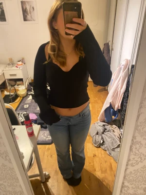 Svart ribbad tröja  - Jättefin och funkar både till fest och till vardags. Knappt använd💜