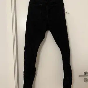 Ett par svarta jeans från nly trend. Av bredare variant. Aldrig använda, har endast provat dem.
