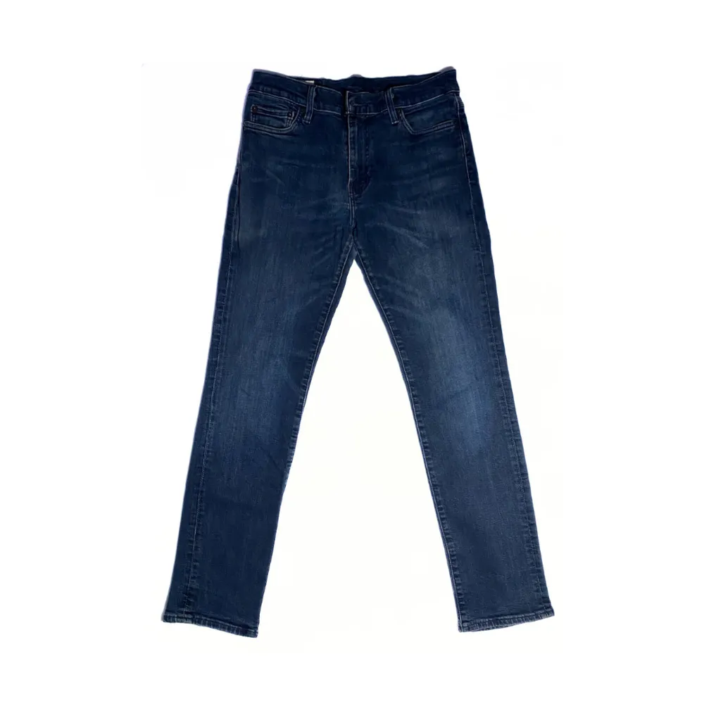Size: 29/30. Mörkblå. Condition: Vintage. Alla jeans är uppmätta av oss! Har ni frågor eller funderingar är det bara slide DM, tveka inte!. Jeans & Byxor.