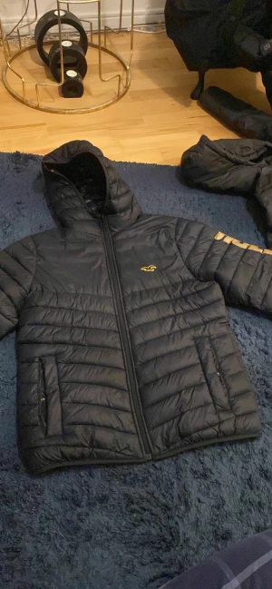 Holyster jacka i storlek M  - Denna jacka säljes i storlek M då den är använd en gång 