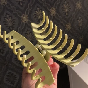 Grön hår sak - A ni ser på bilden vad det är jag har ingen aning om vad det heter, jag kommer inte ihåg vart den kommer ifrån tror det var typ h&m,Kappahl, Gina, eller något sånt 