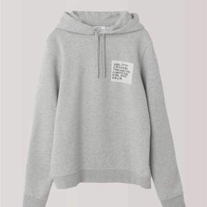 Säljer denna Ganni hoodie i mycket bra skick! Storlek L men skulle säga att den är en S/M, jag med xs kan dock ha den💖