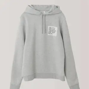 Säljer denna Ganni hoodie i mycket bra skick! Storlek L men skulle säga att den är en S/M, jag med xs kan dock ha den💖