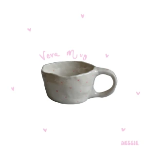 Vera Mug - Handgjord mugg av mig<3 muggen är mat, mirko och ungssäker. Finns endast en Vera Mugg så passa på!!💗 Dimensioner: 10.5 cm diameter 6 cm lång 200kr ink frakt!