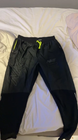 Nike byxor - Helt nya och oanvända Nike byxor. Storlek M