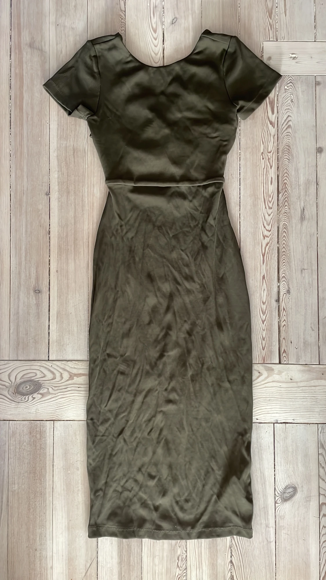 Mörkgrön klänning med detalj i ryggen  - 90