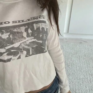 Brandy Melville tröja  - Säljer denna sjukt snygga brandy tröjan då den tyvärr inte kommer till användning❤️ Den är använd men fortfarande i väldigt bra kvalite utan fläckar elelr hål❤️ Orginal pris, ca 260