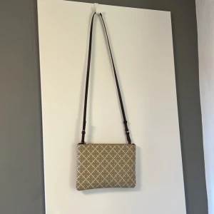 By Malene Birger - Säljer min By Malene Birger Ivy Purse. Använd fåtal gånger så är i mycket bra skick