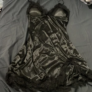 nattlinne - Super snyggt nattlinne! Aldrig använt, har padding i bhn. Lite genomskinligt. Super skönt material.