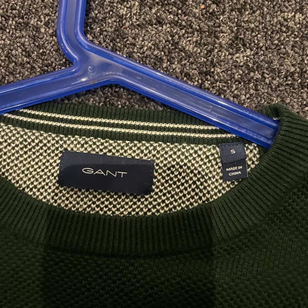 Hej! Jag säljer denna oanvända jättefina gröna ganttröjan. Den är som sagt helt oanvänd inga defekter. Storlek S men passar Xs också om man kan tänka sig lite oversized.. Neuletakit & Villapaidat.