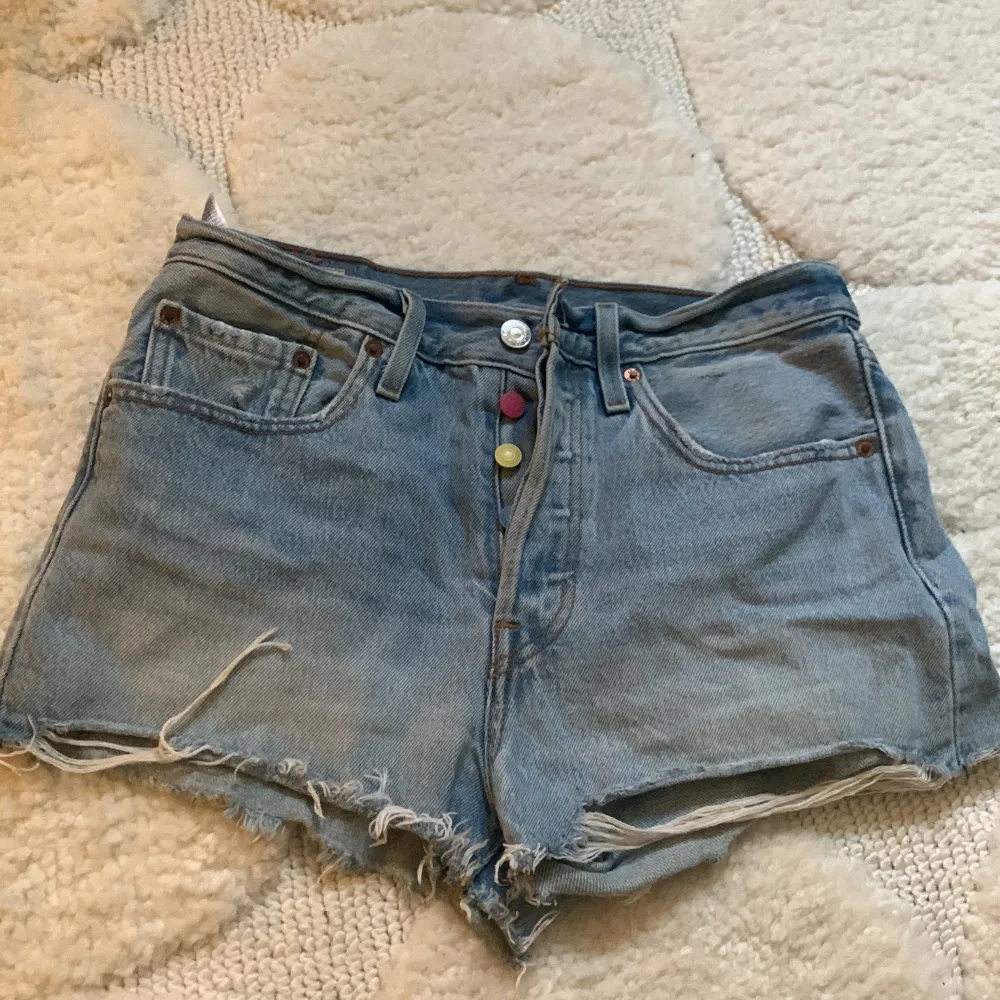 Snygga Levis jeansshorts 90s vibe passar xs . Shorts.